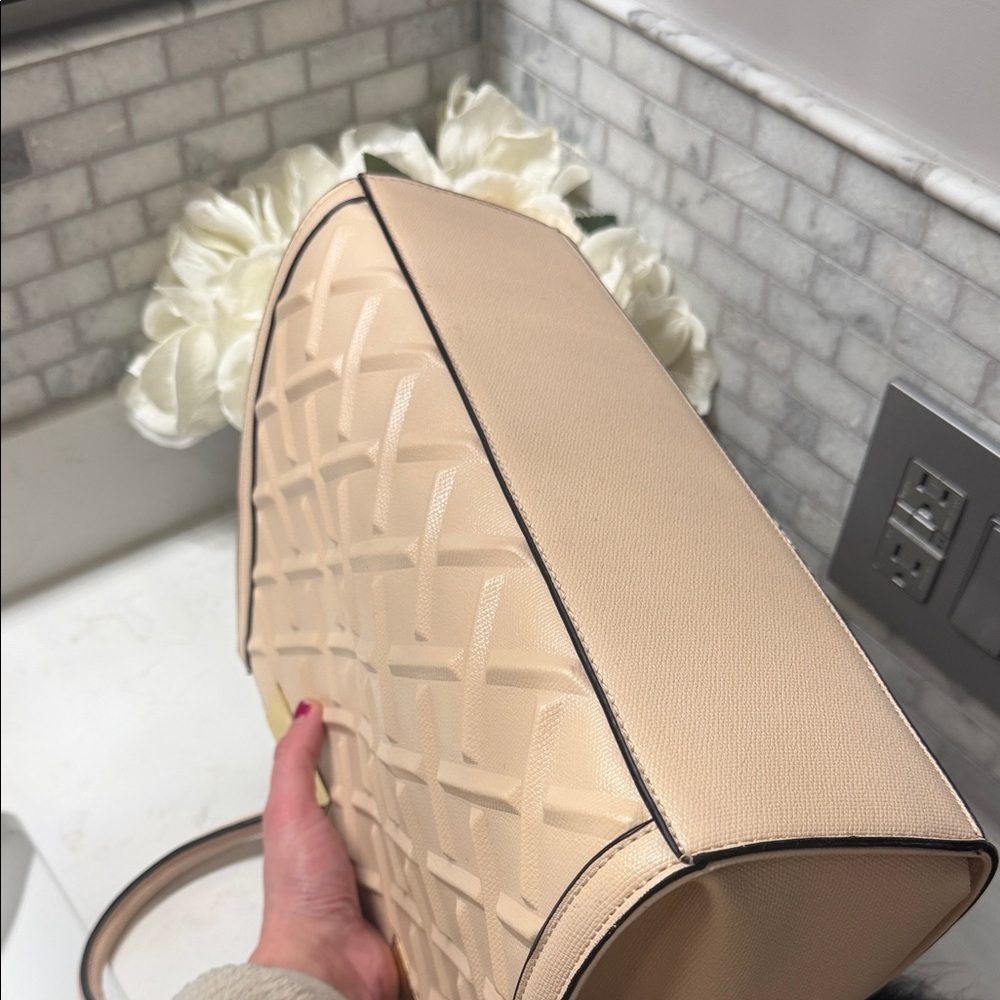 Elegant Cream Handbag with Black Charm - Picture 4 of 5